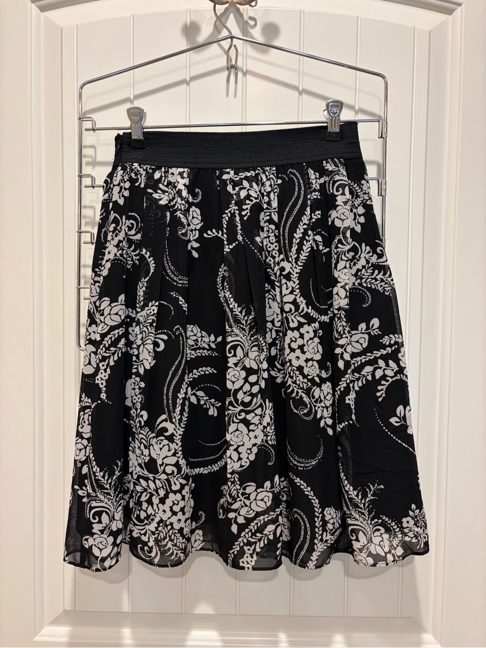 WHBM - Black & White Floral A-Line Skirt (size xxs)